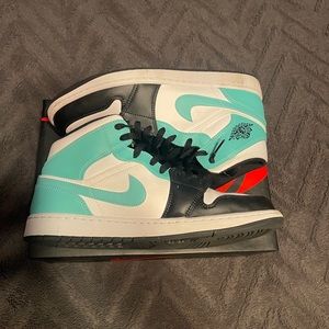 Jordan 1 Retro Mid “Tropical Twist”